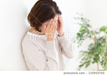 患有頭痛的中年婦女 130950768