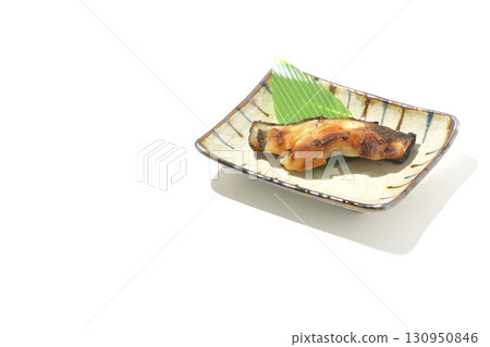 白色背景下的西京風格烤銀鱈魚 白色背景下的西京風格烤銀鱈魚 130950846