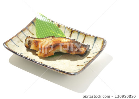 白色背景下的西京風格烤銀鱈魚 130950850