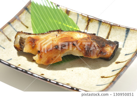白色背景下的西京風格烤銀鱈魚 130950851