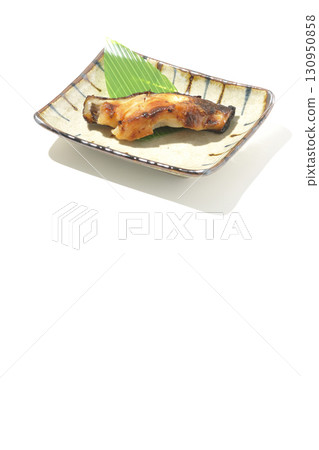 白色背景下的西京風格烤銀鱈魚 130950858