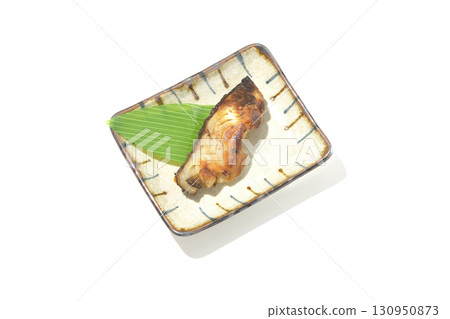 白色背景下的西京風格烤銀鱈魚 白色背景下的西京風格烤銀鱈魚 130950873