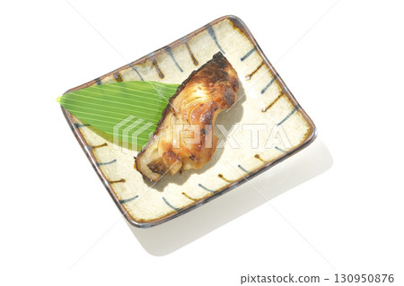 白色背景下的西京風格烤銀鱈魚 130950876