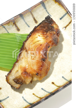 白色背景下的西京風格烤銀鱈魚 130950889