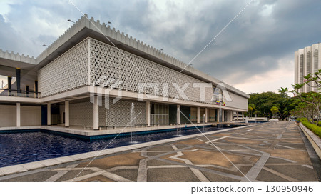 Masjid Negara, National Mosque of Malaysia, Kuala Lumpur, Malaysia. Modern Islamic architecture Masjid Negara, National Mosque of Malaysia, Kuala Lumpur, Malaysia. Modern Islamic architecture 130950946