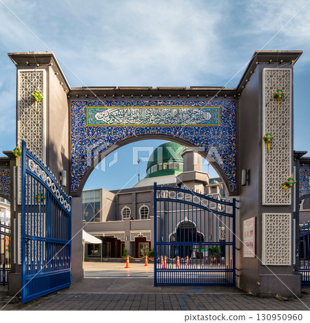 Kampung Baru Jamek Masjid entrance arch with intricate Islamic calligraphy and green dome, Kuala Lumpur, Malaysia Kampung Baru Jamek Masjid entrance arch with intricate Islamic calligraphy and green dome, Kuala Lumpur, Malaysia 130950960