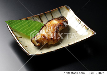 黑色背景下的京都風味烤銀鱈魚 黑色背景下的京都風味烤銀鱈魚 130951074