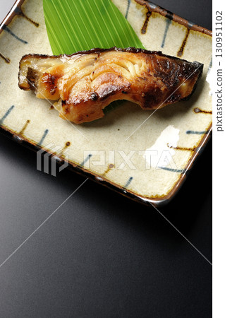 黑色背景下的京都風味烤銀鱈魚 130951102