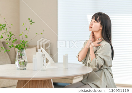 頸部皮膚護理,亞洲女性做淋巴按摩 頸部皮膚護理,亞洲女性做淋巴按摩 130951119