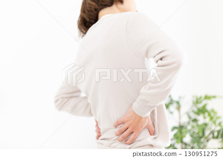 中年婦女患有腰痛 130951275