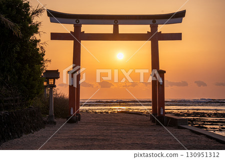 朝陽升起於神聖的土地－青島神社的大鳥居與鬼之尖塔岩 130951312