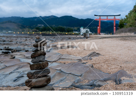 石堆與鳥居－靜謐黃昏中的青島神社 130951319
