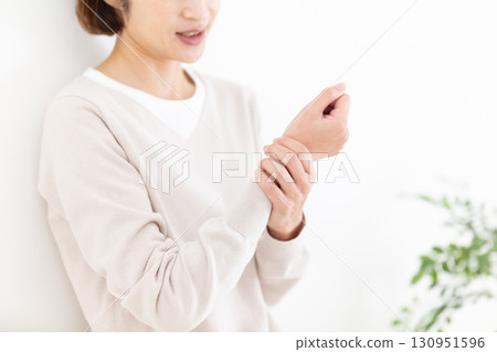 遭受手腕疼痛的中年婦女 130951596