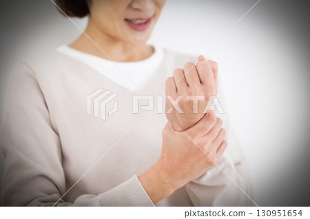 遭受手腕疼痛的中年婦女 130951654