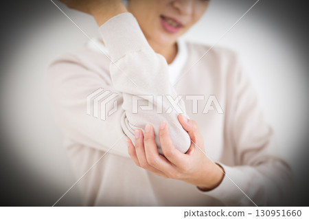 患有肘部疼痛的中年婦女 130951660
