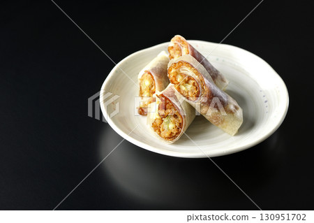 在黑色背景下拍攝的北京烤鴨 130951702