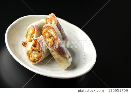 在黑色背景下拍攝的北京烤鴨 130951709