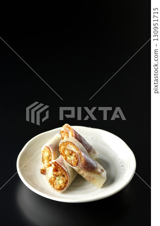 在黑色背景下拍攝的北京烤鴨 130951715