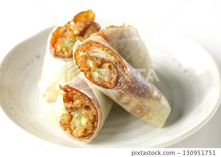 白色背景下拍攝的北京烤鴨 白色背景下拍攝的北京烤鴨 130951751