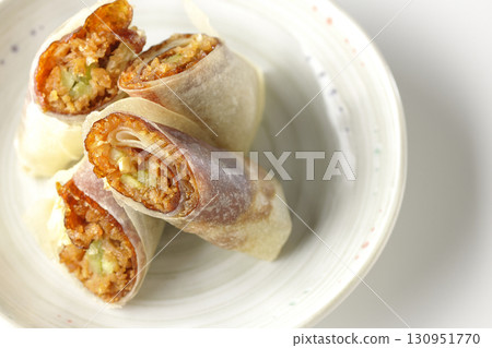 白色背景下拍攝的北京烤鴨 白色背景下拍攝的北京烤鴨 130951770