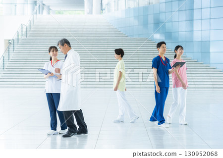 在醫院工作的醫務人員 130952068