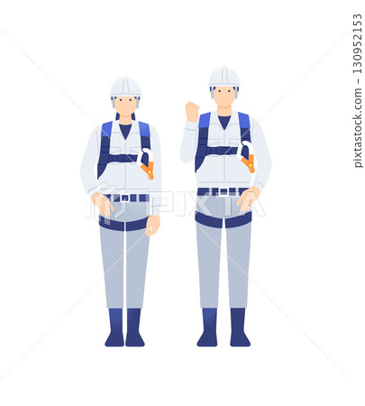 一名穿戴防墜落裝備的工人自信地揮拳 130952153