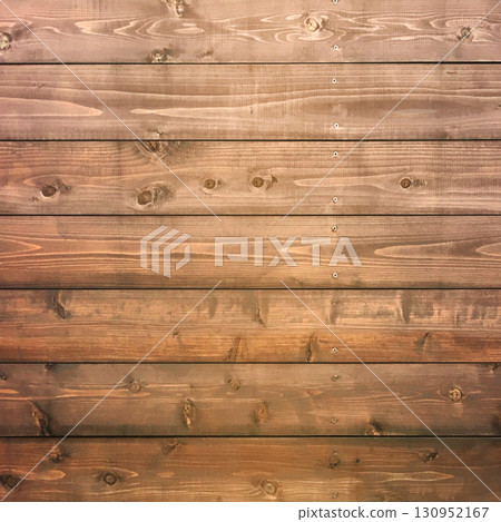 正方形背景圖像，由水平釘牢的棕褐色木板組成，上面有紋理和節疤 130952167