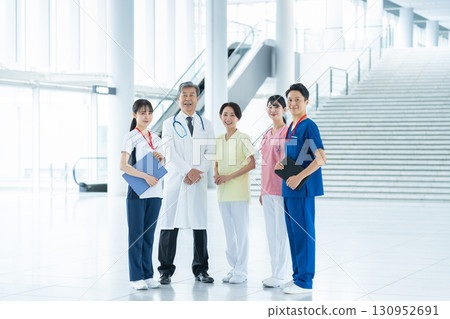 在醫院工作的醫務人員 130952691