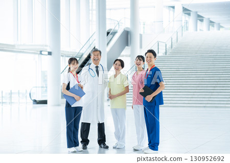 Medical staff working in the hospital 130952692