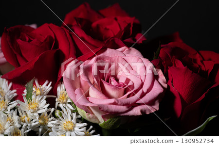 花瓶裡的玫瑰花 130952734