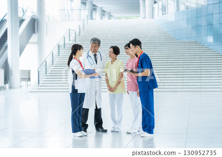 在醫院工作的醫務人員 在醫院工作的醫務人員 130952735