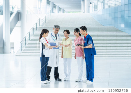 Medical staff working in the hospital 130952736