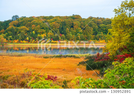 秋田縣八幡平市大沼湖的秋天,早晨 秋田縣八幡平市大沼湖的秋天,早晨 130952891