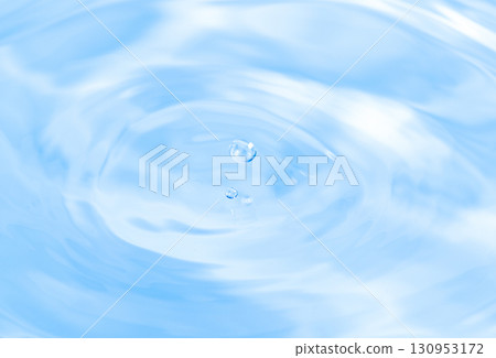 水濺動作鏡頭 130953172