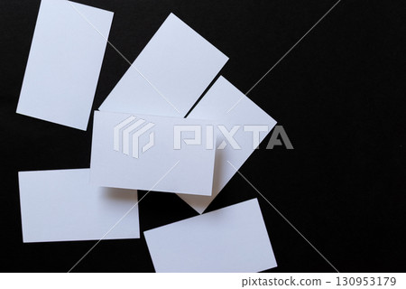 黑色背景上的白色卡 黑色背景上的白色卡 130953179