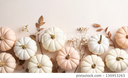 帶有一排白色南瓜物體的自然圖像背景 帶有一排白色南瓜物體的自然圖像背景 130953263