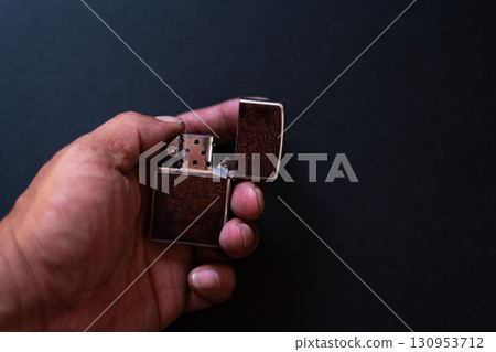 一個帶著油打火機的人 一個帶著油打火機的人 130953712