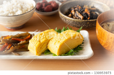 桌上厚烤蛋,煎蛋,滾蛋 桌上厚烤蛋,煎蛋,滾蛋 130953973