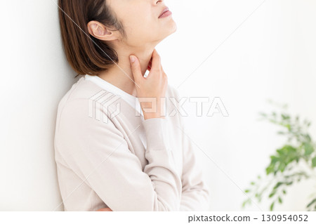 中年婦女喉嚨痛 130954052