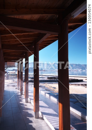 隆冬的諏訪湖：湖畔公園足浴 130954074