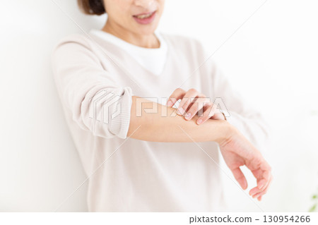 中年婦女身體搔癢 130954266