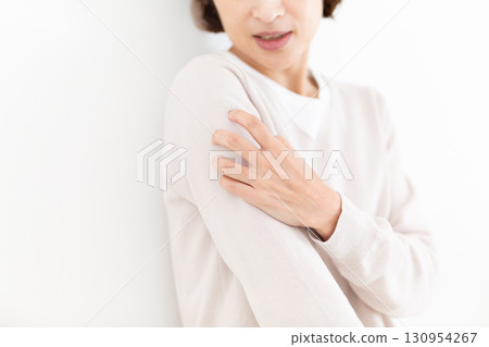 中年婦女身體搔癢 中年婦女身體搔癢 130954267