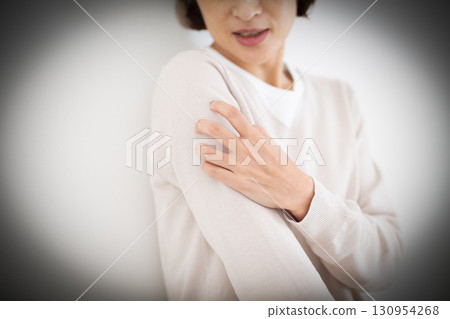 中年婦女身體搔癢 130954268