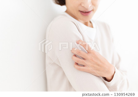 中年婦女身體搔癢 130954269