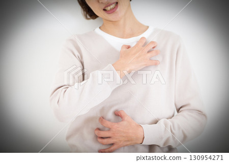 中年婦女身體搔癢 130954271