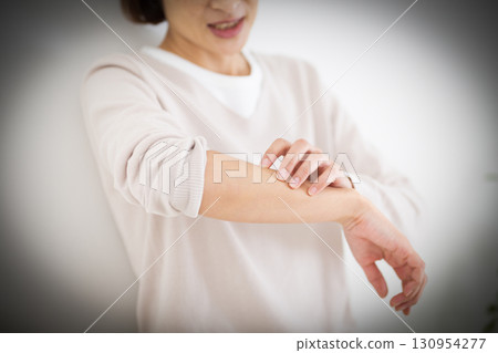 中年婦女身體搔癢 中年婦女身體搔癢 130954277