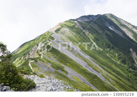 北阿爾卑斯山脊被雲霧籠罩 130955219