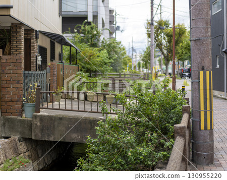 流經城市的水道景觀 流經城市的水道景觀 130955220