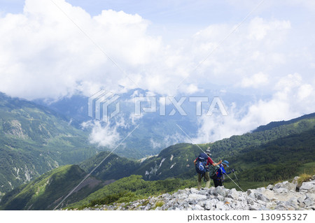 一名男子沿著北阿爾卑斯山脊行走 一名男子沿著北阿爾卑斯山脊行走 130955327