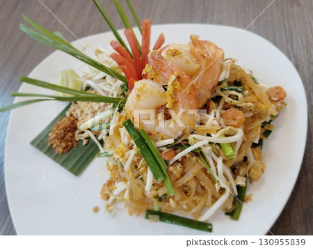 Shrimp Pad Thai with Bean Sprouts and Lime 130955839